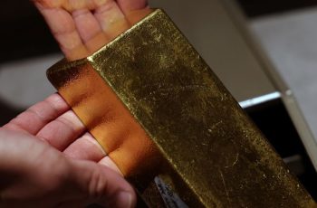 Ouro fecha em alta de mais de 3% com tensões comerciais e geopolíticas