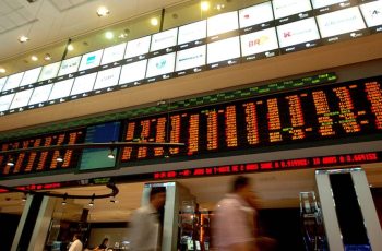 Ibovespa fecha em queda de 0,41% e dólar recua para R$ 5,30 nesta segunda-feira