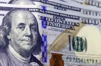 Dólar fecha em alta de 0,34%, com Caged e Galípolo em foco