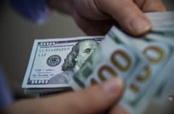 Dólar à vista fecha em alta em dia de baixa liquidez | Finanças