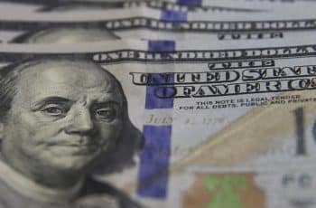 Dólar fecha em alta a R$ 5,33, maior valor em dez dias, à espera de dados dos EUA