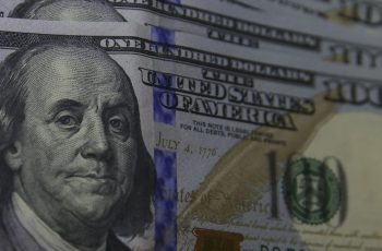 Dólar recua e fecha a R$ 5,273 com queda de 0,64% nesta terça-feira (11) 10 Dólar fecha abaixo de R$ 5,30 pela primeira vez desde junho de 2024