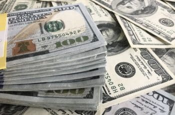 Dólar inicia quinta-feira em leve alta e investidores aguardam dados do Caged e falas de Galípolo