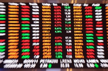 À espera do Copom, Bolsa bate novo recorde e dólar cai com maior apetite a risco