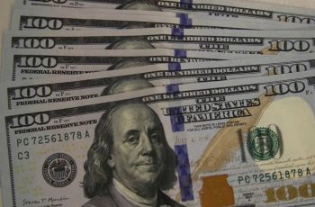 Dólar recua 8% em 2023, mas se estabiliza entre 98 e 100 no DXY desde julho. 9 Dólar fechou abaixo de R$ 5,60 e atingiu o menor valor desde outubro do ano passado.