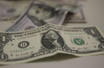 Valor do dólar cai nesta segunda-feira e é negociado a R$ 5,30