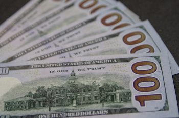 Dólar recua 0,64% e fecha a R$ 5,27, menor valor desde junho de 2024 1 Dólar fecha em alta moderada e ultrapassa R$ 5,30; Ibovespa tem leve baixa