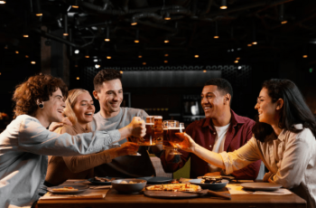 Ibovespa fecha em alta e bate recorde histórico pela 9ª vez seguida; dólar cai a R$ 5,34 10 Setor de bares reage após mortes por metanol e aposta nas festas de fim de ano para recuperar faturamento