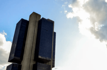 Selic permanece em 15,00% até 2025, segundo pesquisa Focus do Banco Central 7 Mercado mantém expectativas para Selic no Boletim Focus após Copom sustentar taxa em 15%
