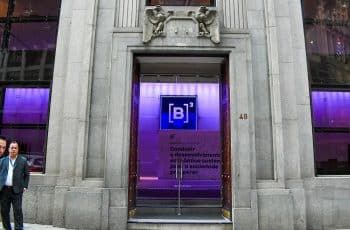 Ibovespa renova recorde e fecha novembro com forte alta; dólar recua