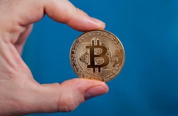 Bitcoin quebra tradição e encerra outubro em queda de 7%
