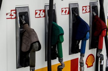 Preços de combustíveis diminuem em outubro e podem cair ainda mais este ano