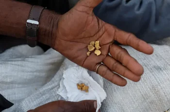 Ouro fecha em alta com avanço das apostas em corte de juros nos EUA