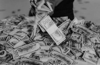 Dólar fecha estável e acumula quinta semana de queda, com real forte e cenário internacional misto