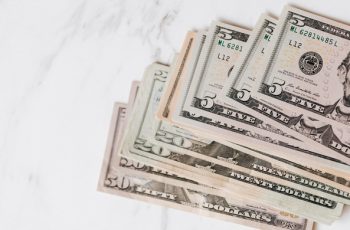 Dólar fecha em queda, com paralisação nos EUA, e avanço do Senado impulsiona otimismo global