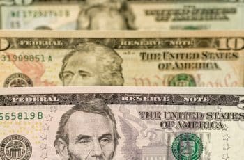 Dólar oscila e fecha estável, com impacto do fim da paralisação nos EUA e falta de gatilhos no câmbio brasileiro