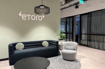 eToro abre transferências de criptomoedas nos Emirados Árabes Unidos e adiciona recompensas em ações locais para traders