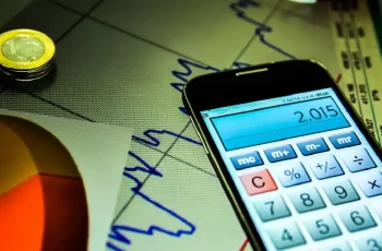 Expectativa para o IPCA em 2025 é de 4,55%, segundo Boletim Focus do Banco Central 4 Mercado; Moedas e calculadora no celular. Foto: Marcello Casal Jr./Agência Brasil