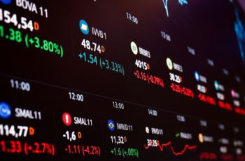 Painel de cotações na B3 em dia de recorde do Ibovespa, que superou 158 mil pontos.