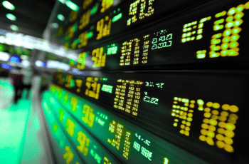 Painel eletrônico mostra números do Ibovespa em alta recorde no mercado financeiro brasileiro.