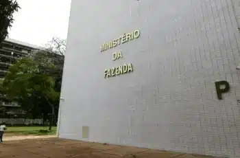 Projeção do PIB do Brasil para 2025 é reduzida de 2,3% para 2,2%, segundo Ministério da Fazenda 6 Fazenda revisa para baixo, em 2,2%, a projeção para PIB de 2025 – PORTAL LJ