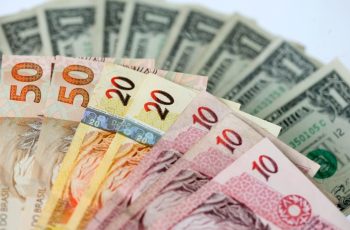 Dólar recua 0,42% e encerra cotado a R$ 5,3574 3 Dólar fecha queda ante o real, descolado do exterior, com mercado à espera do Copom | Finanças