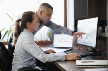 Cathie Wood reduz previsão de preço do Bitcoin para 2030: investidores devem se preocupar?