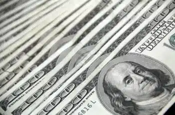 Dólar fecha em alta de 0,10% a R$ 5,2983 nesta quinta-feira (13) 12 Dólar sobe 0,10% e fecha acima de R$ 5,29 com saída de recursos e remessas no radar