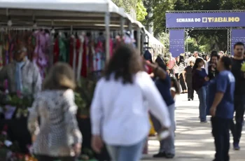 Taxa de desemprego no Brasil cai para 5,6%, menor nível desde 2012, segundo IBGE 10 Desemprego no trimestre cai para menor taxa da série histórica