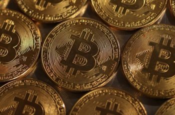 Bitcoin não sustenta recuperação e volta a cair de olho em juros do Fed