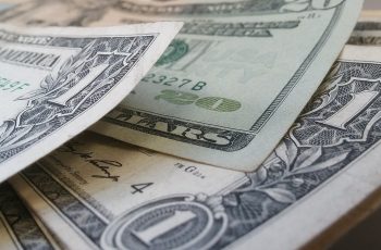 Câmbio: Dólar fecha em alta com fluxo de fim de ano