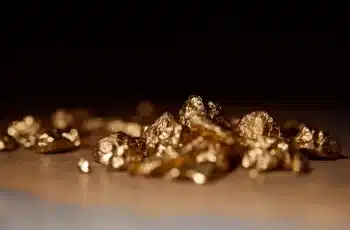 Ouro fecha em queda de olho em sinais do Fed; prata recua em ajuste após recorde