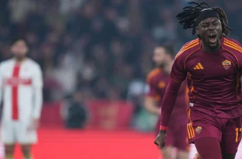 Appalusi e omaggi per De Rossi all'Olimpico durante Roma-Genoa 11 segui il ritorno di De Rossi all'Olimpico LIVE