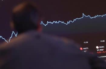 Ibovespa fecha em alta com ajustes sob "efeito Flávio Bolsonaro"; já o dólar tem baixa leve