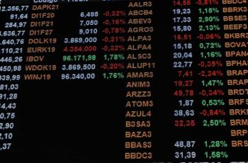 Ibovespa valoriza 1% puxado por Petrobras e bancos; dólar fecha estável