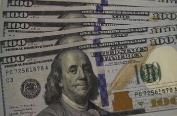 Após sete altas seguidas, dólar recua 0,95% e fecha cotado a R$ 5,53