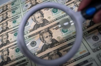 Dólar à vista fecha em alta e vai a R$ 5,35 com fluxo sazonal, Fed e BoJ no radar | Finanças
