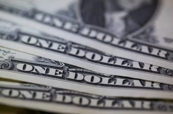 Ibovespa recua mais de 1% e dólar sobe a R$ 5,51 após Lula liderar pesquisa eleitoral