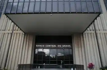 Previsão do PIB brasileiro para 2025 sobe de 2,16% para 2,25%, segundo Boletim Focus do Banco Central 5 Mercado ajusta para cima projeção do PIB brasileiro em 2025 — Jornal da Nova