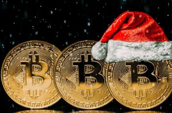 Bitcoins um ao lado do outro, um com gorro de papai noel preço Natal
