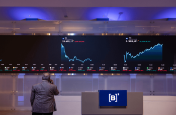 Ibovespa fecha em alta e retoma os 160 mil pontos com dados do IPCA-15