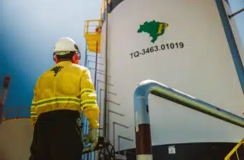 Petróleo encerra em queda, com preço do barril entre US$ 69 e US$ 70 5 PetroReconcavo despenca 70% em cinco anos: queda excessiva ou janela rara de oportunidade para investidores?