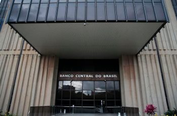 Mercado financeiro eleva projeção do PIB para 2,25% em 2025