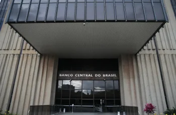 Índice de Atividade Econômica do Banco Central recua 0,2% em outubro, contrariando expectativa de alta de 0,1% 8 IBC-Br: prévia do PIB recua 0,25% em outubro com baixa na indústria e serviços