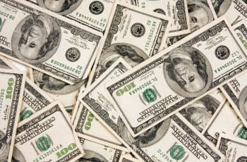 Cotação do dólar fecha em alta no Brasil
