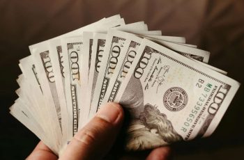 Dólar sobe a R$ 5,50 com inflação dos EUA e cenário político