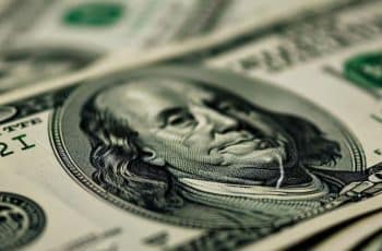 dólar fecha 2025 em queda frente ao real após ano de volatilidade