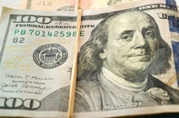 Dólar fecha em queda no fechamento do mercado financeiro brasileiro
