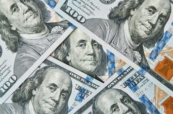 Dólar tem leve baixa na abertura no Brasil com mercado de olho em Brasília