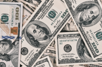 Notas de dólar simbolizando a alta demanda pela moeda americana em dezembro.